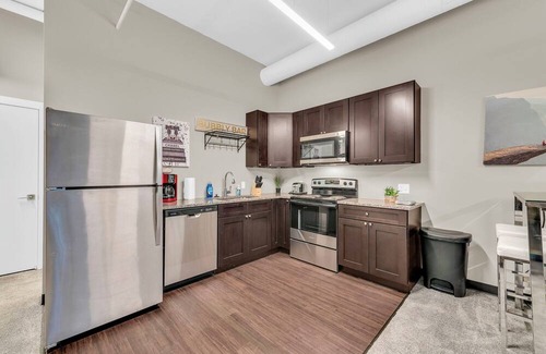 Waldron Casa | Modern & Nice Place in Kansas Free Parking & WiFi Near Airport Very Convenient