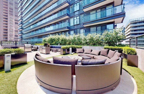 Bay Cloverhill Condominio | Luxurious City Retreat with Stunning Views, Modern Amenities & Prime Location!nn