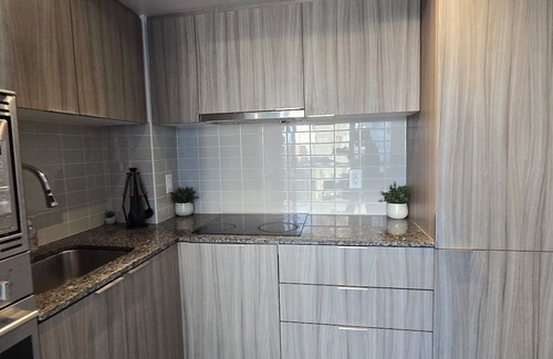 Bay Cloverhill Condominio | Luxurious City Retreat with Stunning Views, Modern Amenities & Prime Location!nn