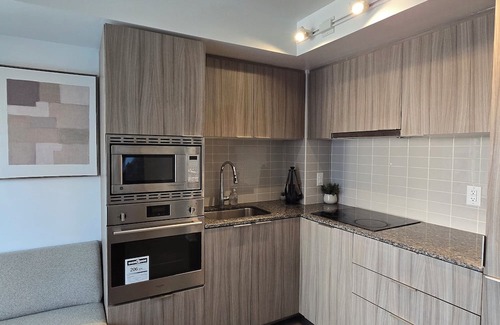 Bay Cloverhill Condominio | Luxurious City Retreat with Stunning Views, Modern Amenities & Prime Location!nn