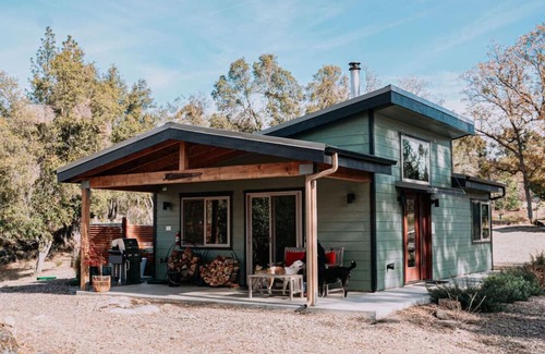 Mariposa Casa | Cozy & Quiet Couples Getaway Minutes to Yosemite