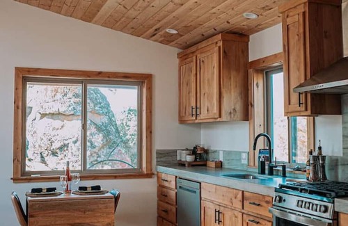 Mariposa Casa | Cozy & Quiet Couples Getaway Minutes to Yosemite