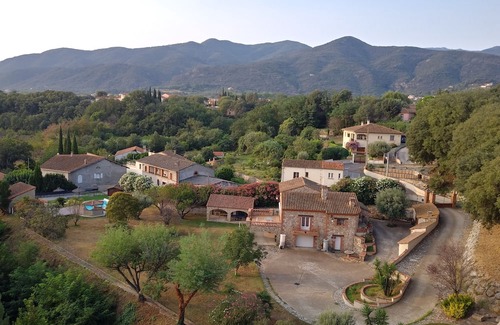 Reynes Apartamento | Sunlight 2BR retreat in scenic Pyrénées Orientales à Reynes.