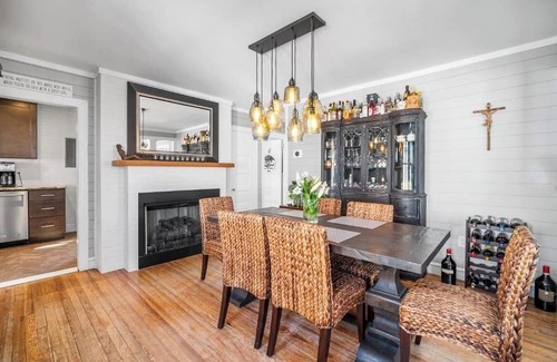 North End Casa | 5 bedrooms, Sleeps 12, steps to beach and boards with parking in the Gardens