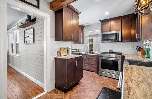 North End Casa | 5 bedrooms, Sleeps 12, steps to beach and boards with parking in the Gardens