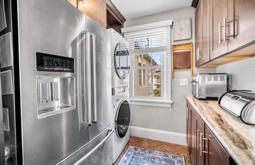 North End Casa | 5 bedrooms, Sleeps 12, steps to beach and boards with parking in the Gardens