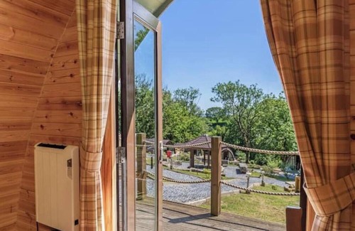 Laugharne Casa | Pods @ Broadway Standard with hot tub