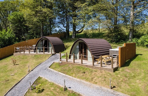 Laugharne Casa | Pods @ Broadway Standard with hot tub