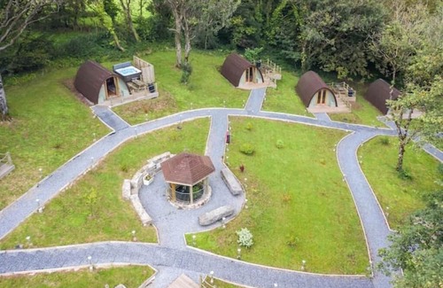 Laugharne Casa | Pods @ Broadway Standard with hot tub