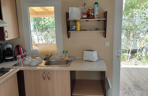 La Roque-d'Antheron Casa | Mobil-home 'Le 147 Aux Iscles' with Shared Pool, Private Terrace and Air Conditioning