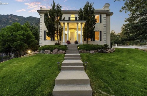 Broadmoor Apartamento | Charming 2-bedroom apartment nestled in nature behind the Broadmoor Hotel.