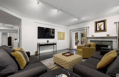 Broadmoor Apartamento | Charming 2-bedroom apartment nestled in nature behind the Broadmoor Hotel.