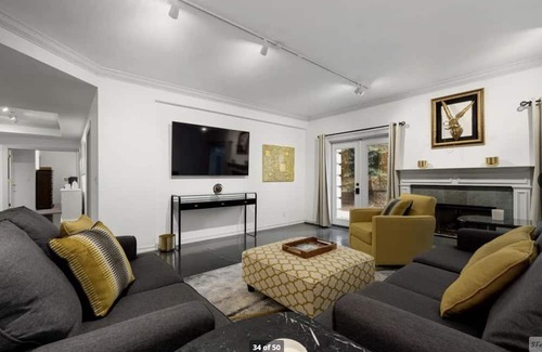Broadmoor Apartamento | Charming 2-bedroom apartment nestled in nature behind the Broadmoor Hotel.
