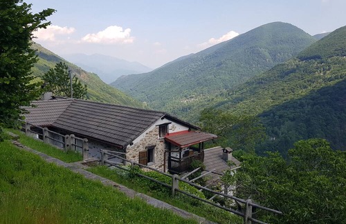 Lunecco Casa | Holiday Home 'Casa Grande' with Private Garden, Balcony and Wi-Fi