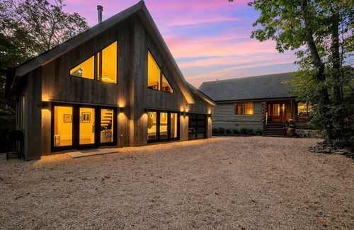 Nellysford Casa | Art & Soul Guest House: Mtn Views + Hot Tub