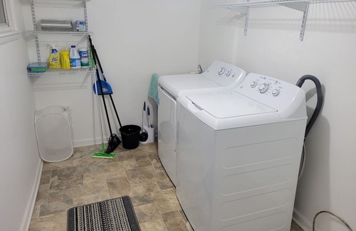 Charlotte Apartamento | Quiet, Beachside Modern 2-bedroom with WiFi and AC in charming Rochester