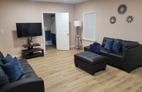 Charlotte Apartamento | Quiet, Beachside Modern 2-bedroom with WiFi and AC in charming Rochester