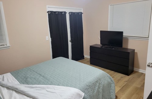 Charlotte Apartamento | Quiet, Beachside Modern 2-bedroom with WiFi and AC in charming Rochester
