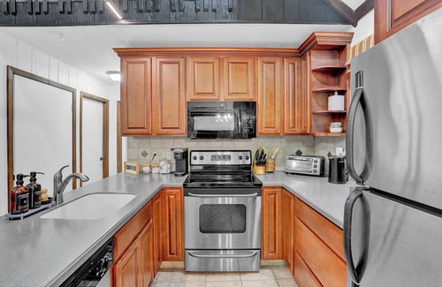 Gouldsboro Cabina | Cozy Cabin Escape: Fire Pit, Kayak, Near Ski Resorts, Kalahari, and Camelback!