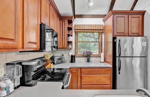 Gouldsboro Cabina | Cozy Cabin Escape: Fire Pit, Kayak, Near Ski Resorts, Kalahari, and Camelback!