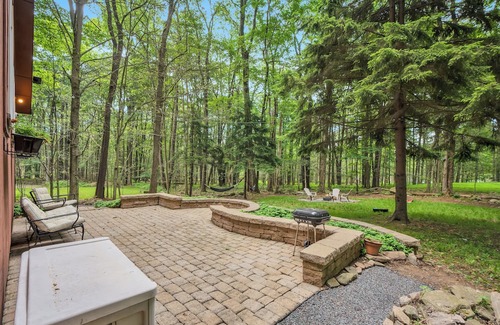 Gouldsboro Cabina | Cozy Cabin Escape: Fire Pit, Kayak, Near Ski Resorts, Kalahari, and Camelback!