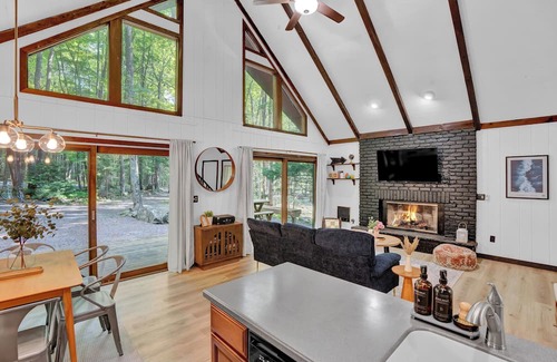 Gouldsboro Cabina | Cozy Cabin Escape: Fire Pit, Kayak, Near Ski Resorts, Kalahari, and Camelback!