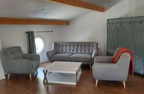 Regusse Apartamento | In a private estate, large studio with terrace