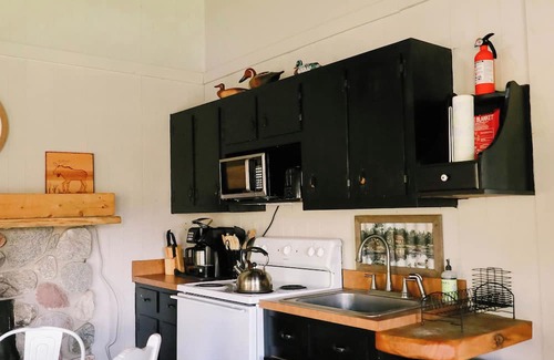 Cheboygan County Casa | Cozy 1-loft room house with Fast WiFi, in charming Indian River. Near Mackinaw.