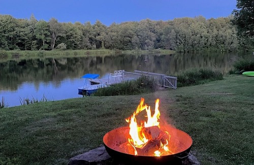 White Mills Cabina | Private lake 4bd/4ba cabin on 36 acres in northern Poconos