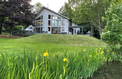 White Mills Cabina | Private lake 4bd/4ba cabin on 36 acres in northern Poconos