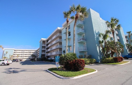 New Smyrna Beach Condominio | ☀️Beachfront Corner Unit-Pool-Sea Coast Gardens II 301☀️