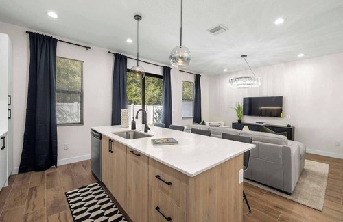Pinecrest West Park Casa | Spacious New-Build 3Br Home Near Downtown Tampa