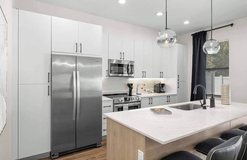 Pinecrest West Park Casa | Spacious New-Build 3Br Home Near Downtown Tampa
