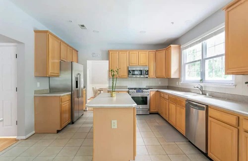 Fort Washington Casa | Spacious Family Home w/Pool, DC Area