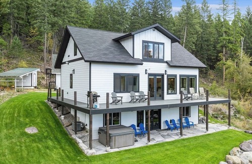 Kalispell Casa | Idyllic 5BD Montana Home w/private hot tub, fire pit & amazing views! Sleep 8!