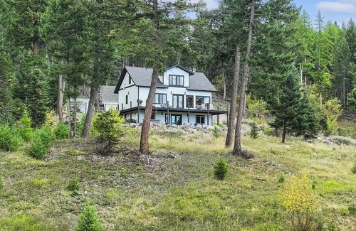 Kalispell Casa | Idyllic 5BD Montana Home w/private hot tub, fire pit & amazing views! Sleep 8!