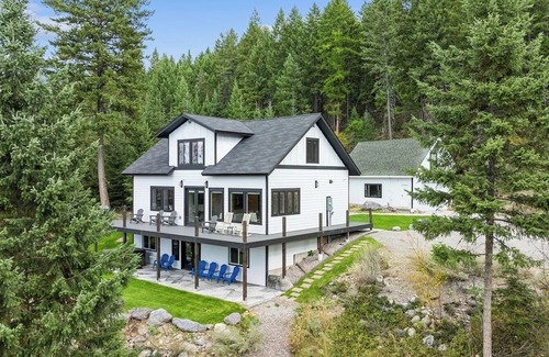 Kalispell Casa | Idyllic 5BD Montana Home w/private hot tub, fire pit & amazing views! Sleep 8!