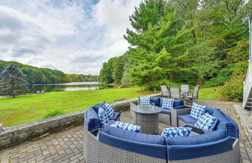 Higganum Casa | Luxe Lake House in Connecticut: Private Dock