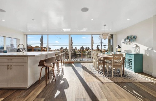 Townsite Casa | A Wave From It All - New Listing with a hot tub