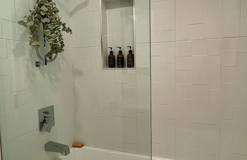 Central Lonsdale Apartamento | Clean, quiet, stylish suite for rent. Walking distance to Lions Gate Hospital!