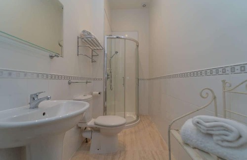 Livingston Cabina | This spacious twin room, located on the first floor, boasts relaxing neutral decor,