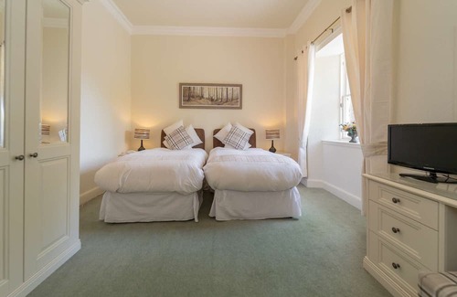 Livingston Cabina | This spacious twin room, located on the first floor, boasts relaxing neutral decor,
