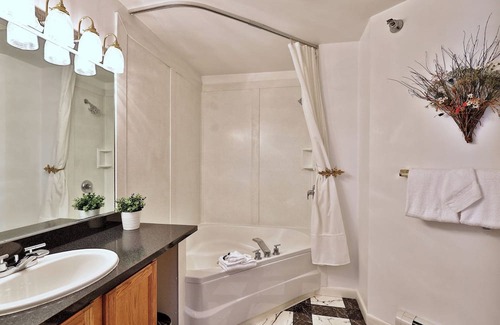 Killington Cabina | The Birch Ridge #10 - Blue Velvet Room, a cozy boutique hotel in the heart of Killington, Vermont.