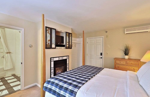 Killington Cabina | The Birch Ridge #10 - Blue Velvet Room, a cozy boutique hotel in the heart of Killington, Vermont.