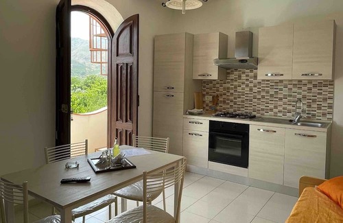Gaggi Casa | Holiday Home 'Casa Relax' with Mountain View, Wi-Fi and Air Conditioning