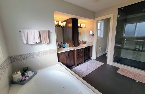 Chestermere Casa | Lakeside Retreat with Jacuzzi