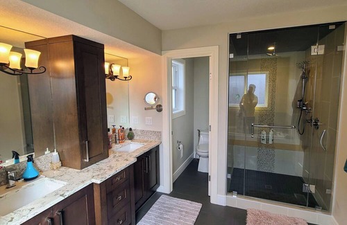 Chestermere Casa | Lakeside Retreat with Jacuzzi