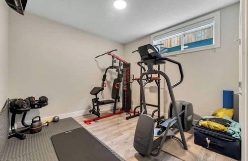 Chestermere Casa | Lakeside Retreat with Jacuzzi