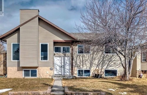Calgary Casa | Cozy house with Jacuzzi tub