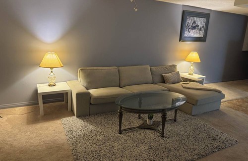Calgary Casa | Cozy house with Jacuzzi tub